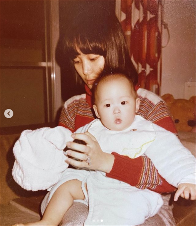 何念慈24岁时，抱着才7个月大的孙芸芸。(翻摄自孙芸芸IG)