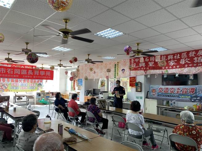 东势警分局石冈分驻所进行护老交通安全宣导。（东势警分局提供／陈淑娥台中传真）