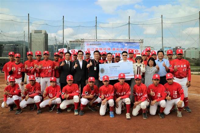 （康和证券鼓励原住民棒球选手，持续捐款稻江青棒队。图／康和证券提供）