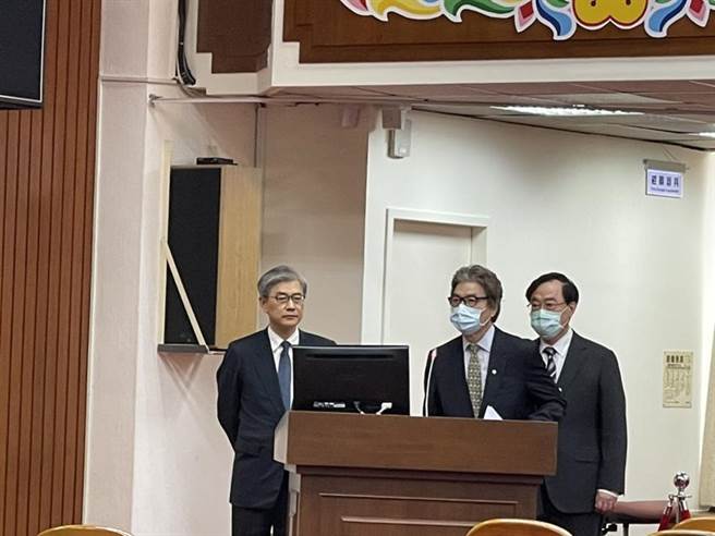 （金管会主委黄天牧(左1)、柜买中心董事长陈永诚(中)及证交所董事长许璋瑶表示，台股指标与国际相比，都未特别高，仍算正常。图／彭祯伶）