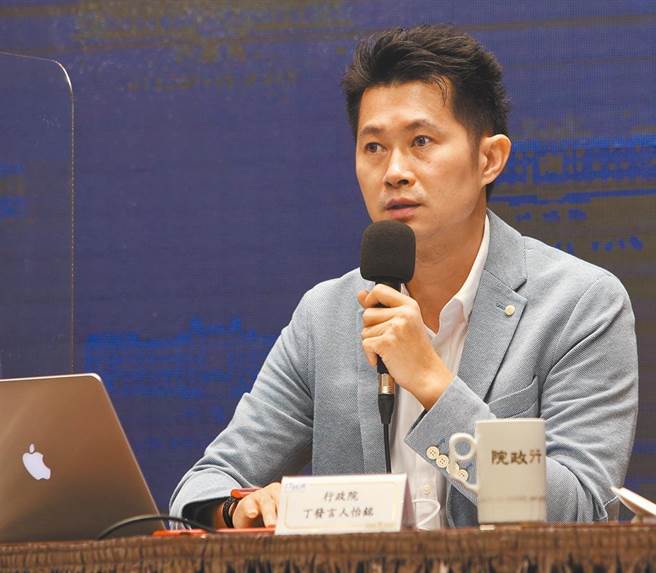 前行政院发言人、现任行政院有给职顾问丁怡铭，被爆早在5月份就已施打疫苗，引发插队或特权施打的疑虑。（本报资料照片）