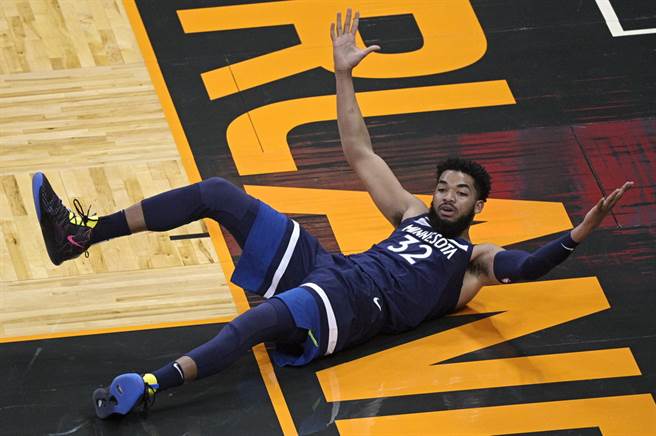 灰狼中锋唐斯躺在地上抗议裁判没有吹哨。(美联社)