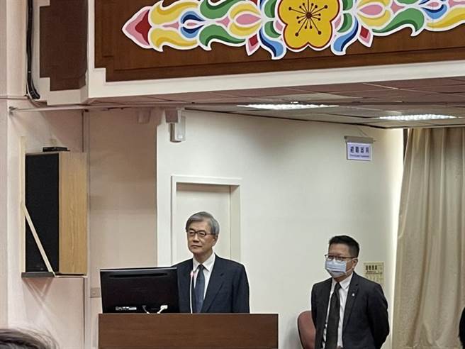 金管会主委黄天牧（左）透露5月将启动首次银髮理财的专案金检。（图／彭祯伶）