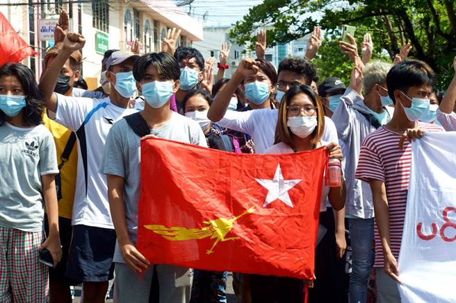 缅甸诗人谢赫（Khet Thi）8日被军方拘留一夜问讯后身亡，体内器官被摘除。图为缅甸民眾上街抗议军政府政变的资料照。（图／美联社）