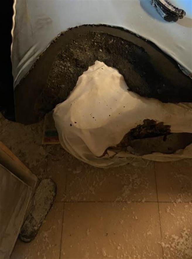 49歲蔣姓男子與42歲蔡姓妻子今（10日）凌晨0時許，疑因口角糾紛，蔡女一怒之下在出租套房內點火燃燒床墊。（民眾提供）