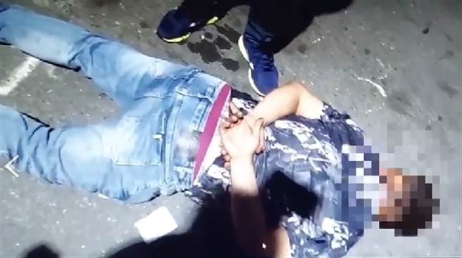 高雄市昨（9）日一辆白色自小客车拦检未停，逃逸时发生车祸，又撞破民宅铁门，弃车逃逸后遭警方查获41枚子弹及贝瑞塔手枪一把。（图／警方提供）