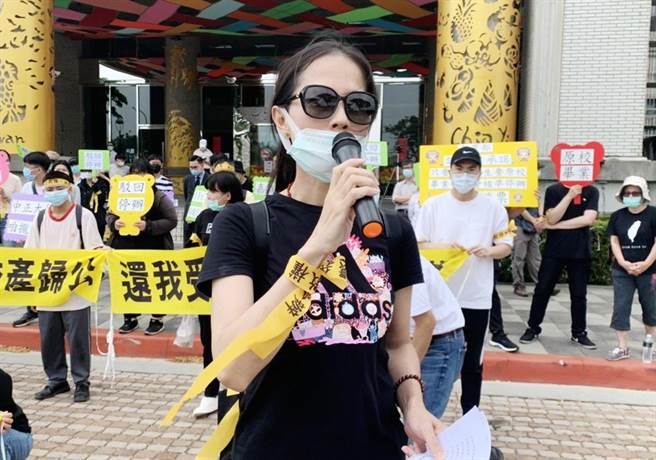 稻江梁老师批董事会是为了之后更大的利益，不顾学生的受教权。（吕妍庭摄）