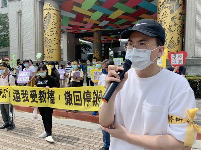 稻江科技暨管理学院师生在声援团体陪伴下，上午到嘉义县政府大门，喊出捍卫稻江学生「原校毕业」选择权。（吕妍庭摄）