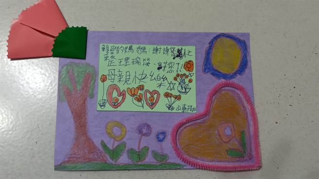 一名母亲收到28岁脑麻儿的手做卡片，感动到差点哭出来。（图／翻摄自爆怨2公社）