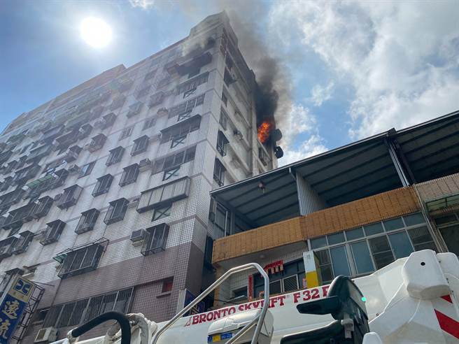 高雄住宅大楼大火，浓烟直窜天际，警消急疏散60住户。（图／洪浩轩高雄传真）