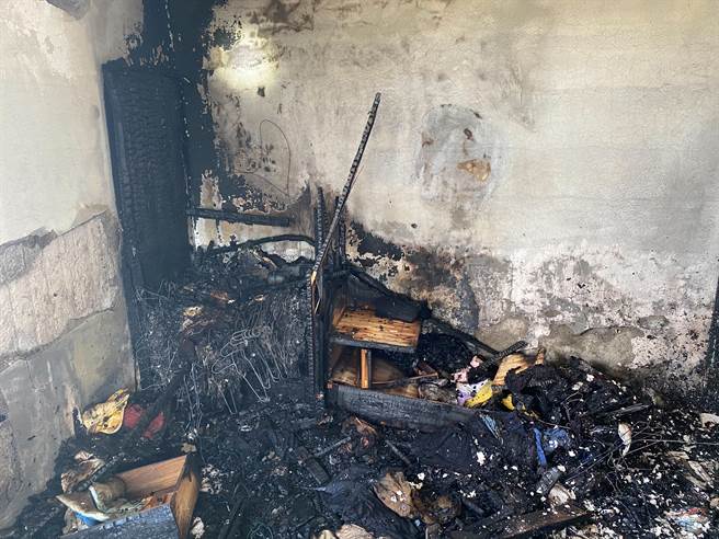 高雄住宅大楼大火，浓烟直窜天际，警消急疏散60住户。（图／洪浩轩高雄传真）