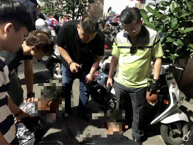 高雄曾姓男子驾9日凌晨驾车行经警方路检点，却未依指示停车受检，反而加速衝过路检点，随后闯红灯与另台自小客发生擦撞后逃逸，车上还遗留41颗子弹，警方9日晚间将增男逮捕。(翻摄画面／洪浩轩高雄传真)