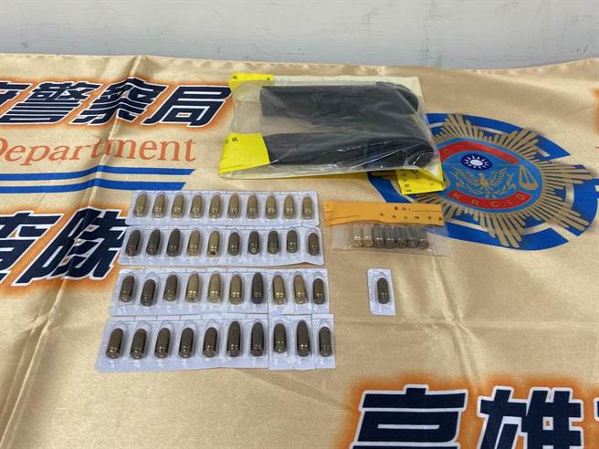 高雄曾姓男子驾9日凌晨驾车行经警方路检点，却未依指示停车受检，反而加速衝过路检点，随后闯红灯与另台自小客发生擦撞后逃逸，车上还遗留41颗子弹，警方9日晚间将增男逮捕。(翻摄画面／洪浩轩高雄传真)