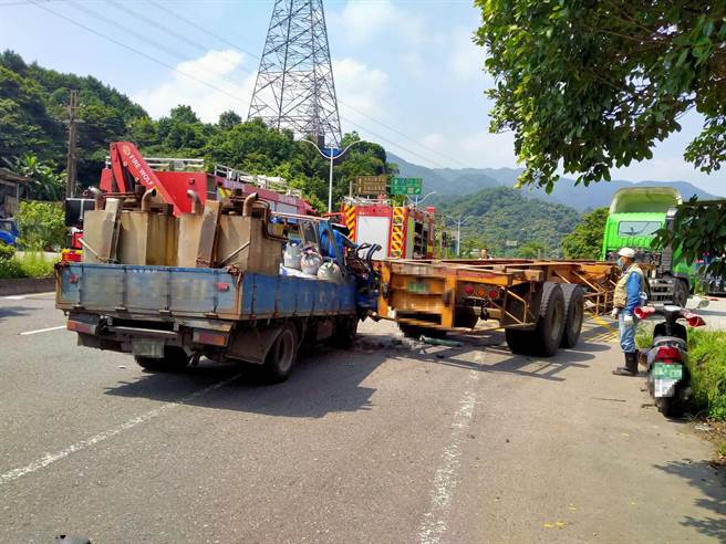 藍色小貨車，疑似未注意前方，撞上要右轉曳引車。（陳彩玲攝）
