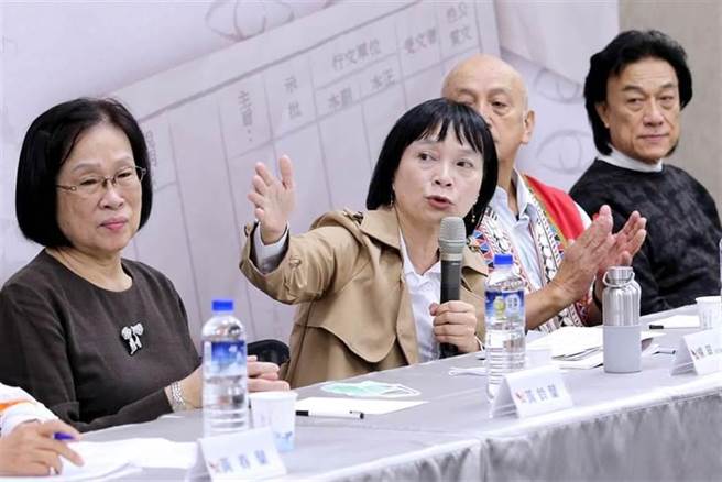 监察院今日公布最新公务员财产申报资料，促转会主委杨翠（左二）在一年内存款增加20万余元，债务减少151万余元，另新购1辆63万元汽车，申报财产约增加235万元。（资料照，黄世麒摄）