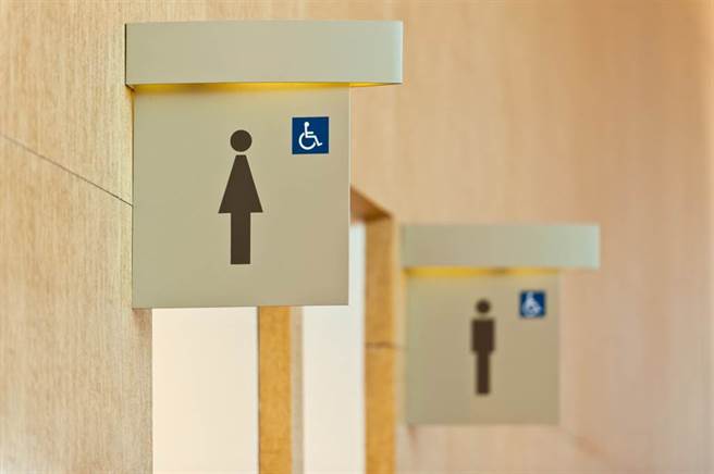 一名以交换学生身分来台的外籍男偷闯校内女厕，趴地板上从门缝偷看女学生如厕，遭逮后竟辩称还没看到。（示意图／Shutterstock）