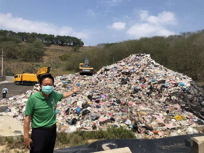 市议员何文海10日痛批，天候炎热产生恶臭造成临近文山等5里居民饱受其害。（陈世宗摄）