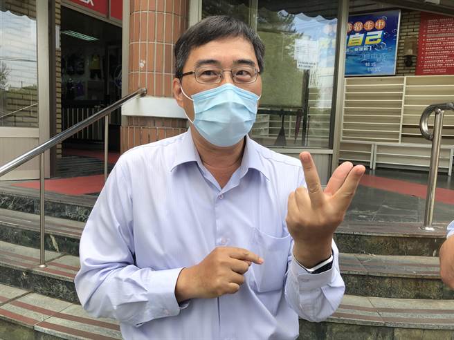 环保局副局长陈政良说，暂置垃圾每天消毒，预计6月底前全部移除。（陈世宗摄）