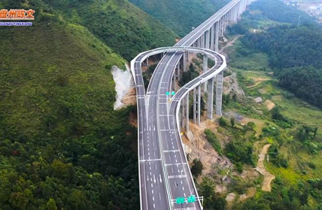 大陸貴州高速公路高空迴轉道設計，驚艷網友。（截自YouTube影片）