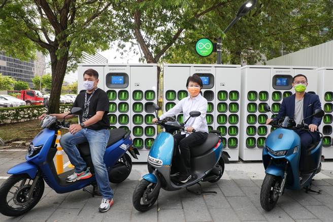 图为台中市长卢秀燕骑乘gogoro现场照片。（图／台中市政府提供）