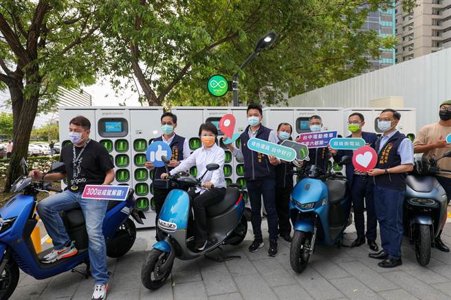 中市經發局10日與Gogoro Network在台灣大道市政大樓附屬平面停車場，舉行GoStation第300站啟用記者會。（陳世宗攝）