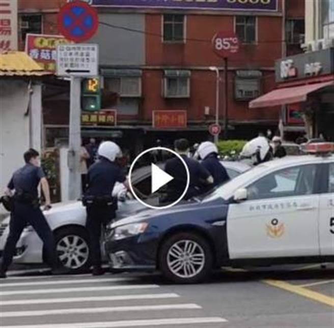 40歲黃男和妻子蔡女、陳男9日於淡水毆人後，黃男駕車逃逸至淡水中山北路時遭警方圍捕，黃男企圖衝撞警方，遭壓制時又亂喊「警察打人！」路過民眾將影片PO上臉書社團「翻轉大新北交通違規」引發熱議(翻攝自翻轉大新北交通違規／戴上容新北傳真）