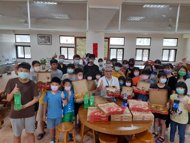 耕仁在脸书贴上跟弱势小朋友共度母亲节，网友狂讚。(图片来源：林耕仁脸书)