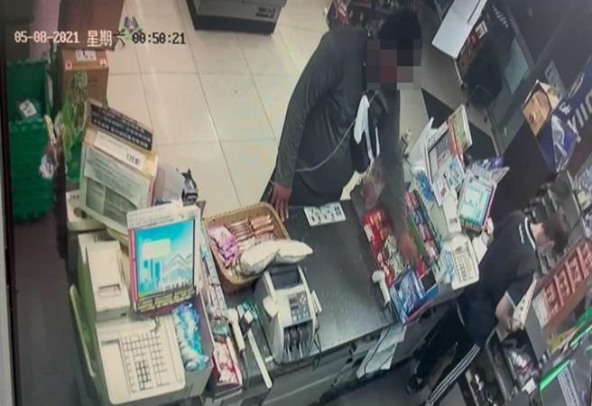 卓嫌偷竊櫃台上的寶可夢卡牌被超商監視器錄下畫面。（讀者提供／程炳璋台南傳真）