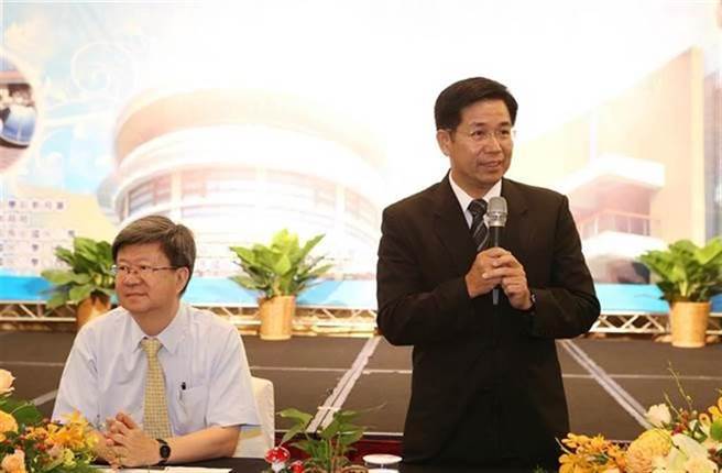 教育部長潘文忠（右）。（本報系資料照）