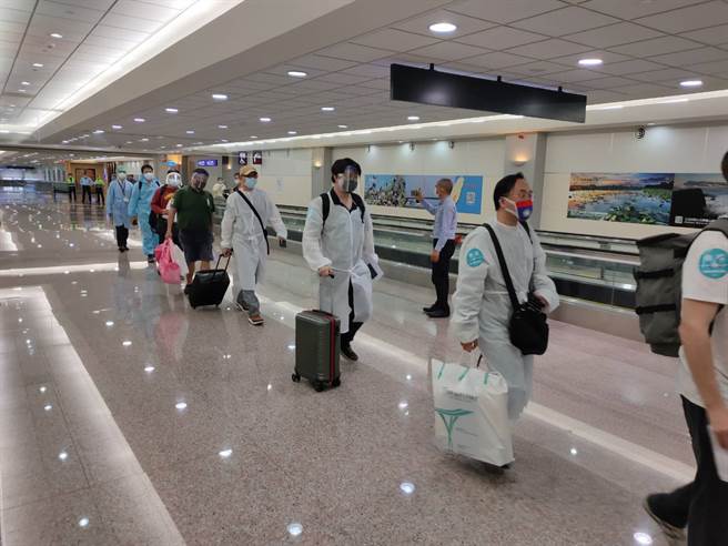 搭日航JL67返台旅客中，有29人有印度旅游史，桃园机场启动检疫SOP，安排专属防疫候机室进行检疫作业。（陈麒全 摄）