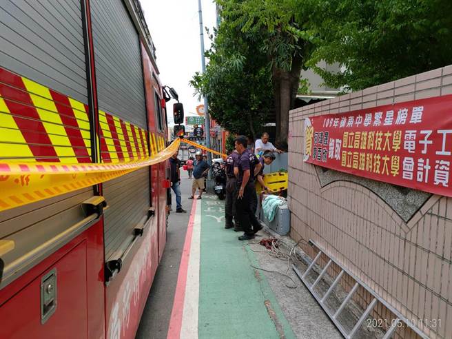 员警会同消防局人员、报案人等，于陈金山住家附近的水沟周边找寻。（民眾提供）