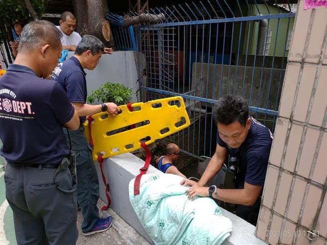 警方与消防员在离现场约5公尺箱涵内，寻获陈金山的大体卡在其间。（民眾提供）