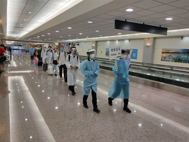 29名印度台商、侨民从印度搭机到日本，再转机返台，今上午11十45分抵达后，桃园机场启动检疫SOP，安排专属防疫候机室进行检疫作业。（陈麒全 摄）