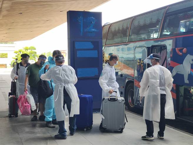 29名印度台商、侨民从印度搭机到日本，再转机返台，桃园机场启动检疫SOP，由2辆防疫游览车，送29人至检疫所集中检疫。（陈麒全 摄）