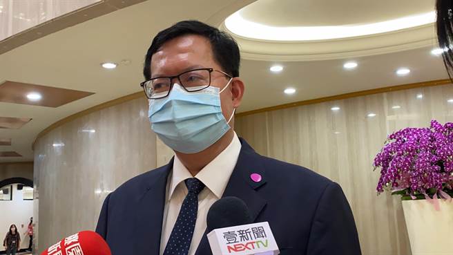 桃园市长郑文灿认为机场3.5万从业人员应纳入公费施打。(蔡依珍摄)