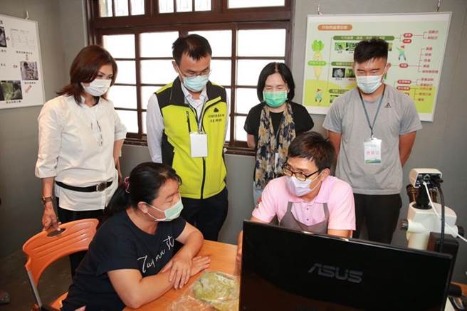 陳吉仲視察實際作業情形。（圖／農委會提供）