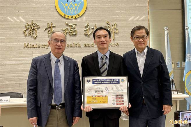 国卫院感染症与疫苗研究所副研究员黄明熙（中）研发一款「用喷的疫苗」鼻腔喷雾，助黏膜辨识疫苗抗原，产生免疫反应，遏阻黑色素肿瘤癌肺转移。(图/国卫院提供)