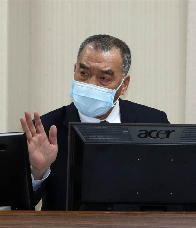 国民党立委江启臣10日在立法院外交及国防委员会质询国防部长邱国正（图）时，问及是否可以在国产猪肉供应无虞的情况下，全部都用台湾猪？邱国正答覆，「我不愿意做这个承诺」，并解释，因国军各单位食材都有成立委员会及各单位需求，自己无法主导。（刘宗龙摄）