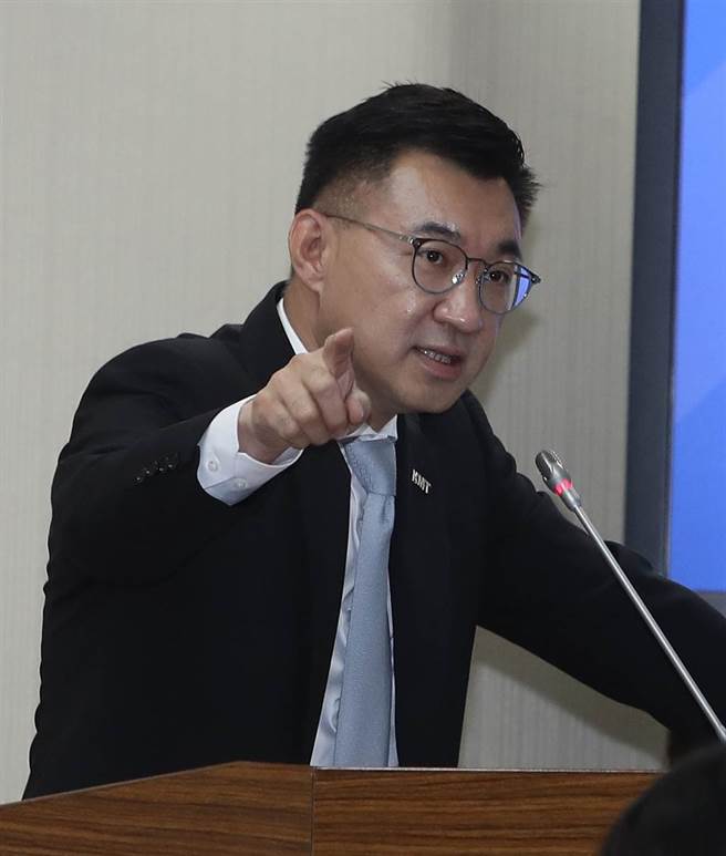 国民党立委江启臣（图）10日在立法院外交及国防委员会质询国防部长邱国正时，问及是否可以在国产猪肉供应无虞的情况下，全部都用台湾猪？邱国正答覆，「我不愿意做这个承诺」，并解释，因国军各单位食材都有成立委员会及各单位需求，自己无法主导。（刘宗龙摄）