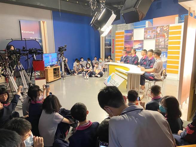 基隆市二信高中安排学生实地参访在地吉隆有线电视。（翻摄照片／陈彩玲基隆传真）