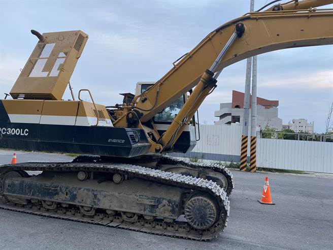 王姓男子涉嫌偷盗挖土机，却不谙操作，竟大辣辣将挖土车开到鹿港大马路上，「怪手压境」引起用路人惊慌。（民眾提供／吴敏菁彰化传真）