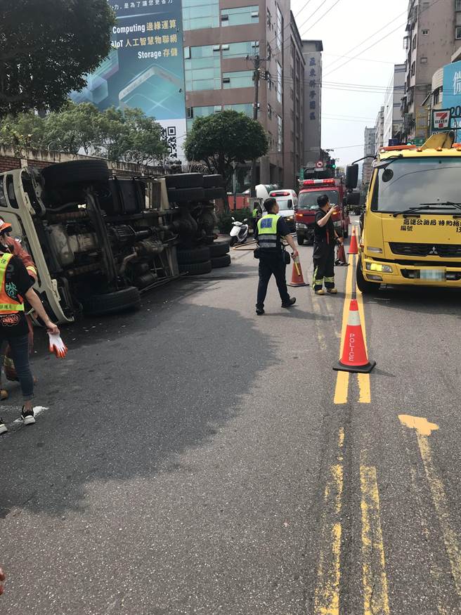 水泥預拌車疑重心不穩翻覆所幸駕駛僅輕傷 社會 中時