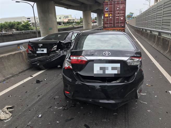 黑色小客車追撞前方車輛後，肇事駕駛下車後竟離開現場。（民眾提供／陳淑娥台中傳真）