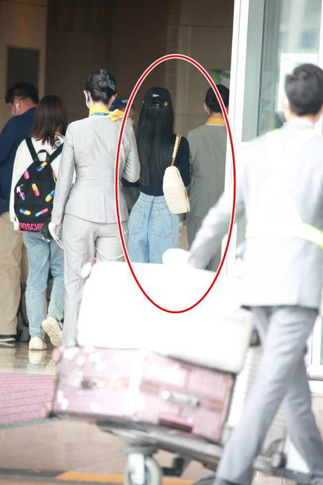 赵丽颖的腰太细了，裤子后方还用夹子夹住，才能勉强穿得住。（图／取材自奔赴山海 赵丽颖微博）