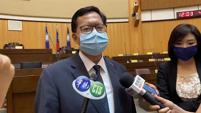 桃園市長鄭文燦認為，機場3.5萬從業人員都應納入公費施打對象。(蔡依珍攝)