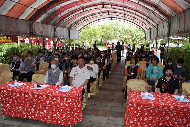 苗栗县议长锺东锦偕全体议员赴竹南头份水资源回收中心考察县府抗旱整备工作，苗栗县长徐耀昌率全体局处长列席。（谢明俊摄）
