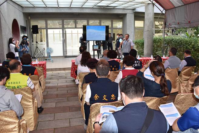 苗栗县政府水利处长杨明铙报告目前县府抗旱工作概况。（谢明俊摄）