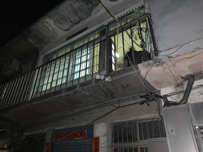 新北市鶯歌區鶯桃路一間公寓隱身職業賭場，警方近日攻堅，發現裡面不但有改造槍枝，還有大量海洛因、安非他命、大麻毒品。（三峽分局提供）