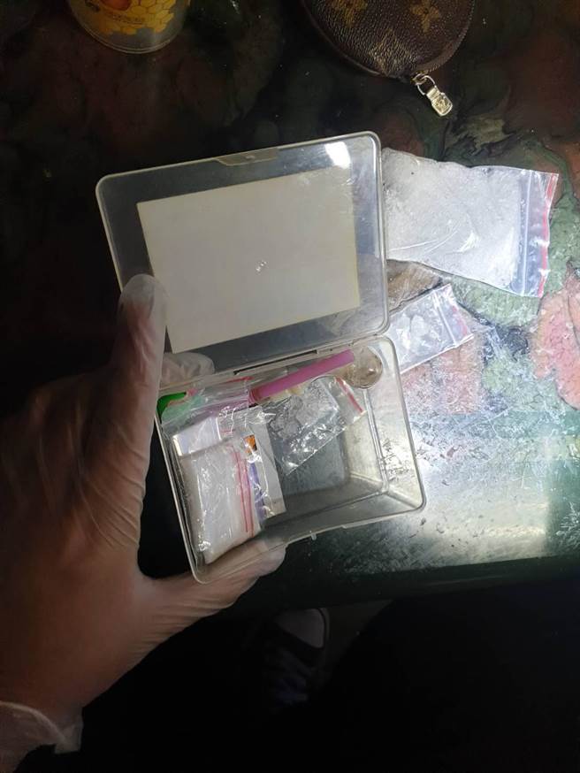 新北市鶯歌區鶯桃路一間公寓隱身職業賭場，警方近日攻堅，發現裡面不但有改造槍枝，還有大量海洛因、安非他命、大麻毒品。（三峽分局提供）