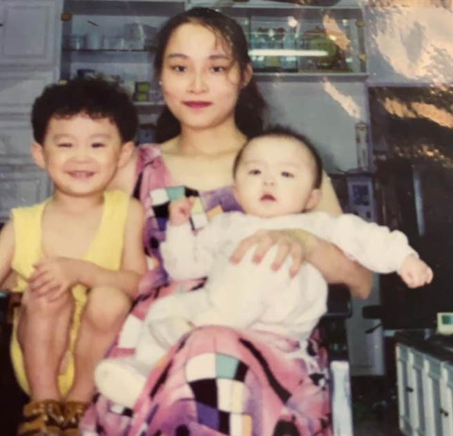 元元从小就脸蛋圆润可爱。(图/翻摄自元元脸书)